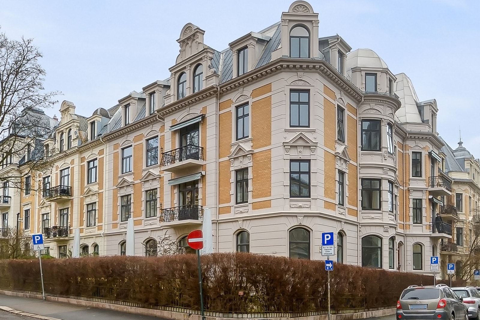 Klassisk 2-roms leilighet i en ærverdig og påkostet hjørnegård fra 1888. Unik beliggenhet på hjørnet Meltzers gate/Oscars gate - en av byens mest ettertraktede adresser.
Foto: zOvenfra. Galleribilde