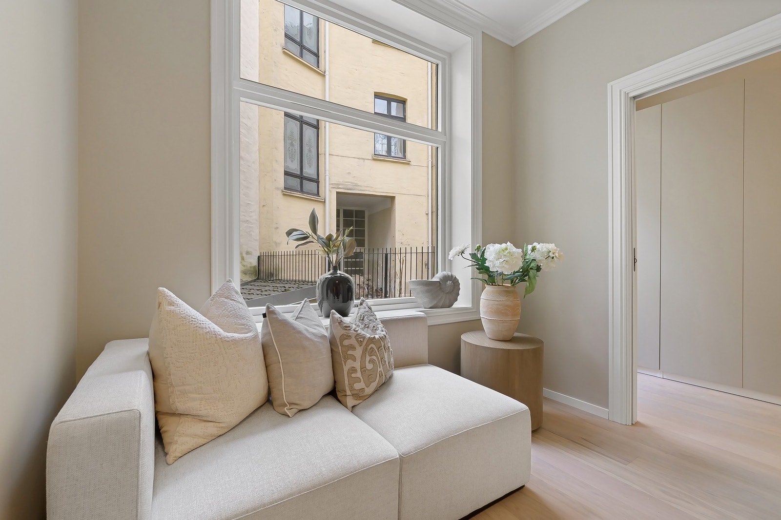 Store vindusflater som gir rikelig med naturlig lys i leiligheten. Galleribilde