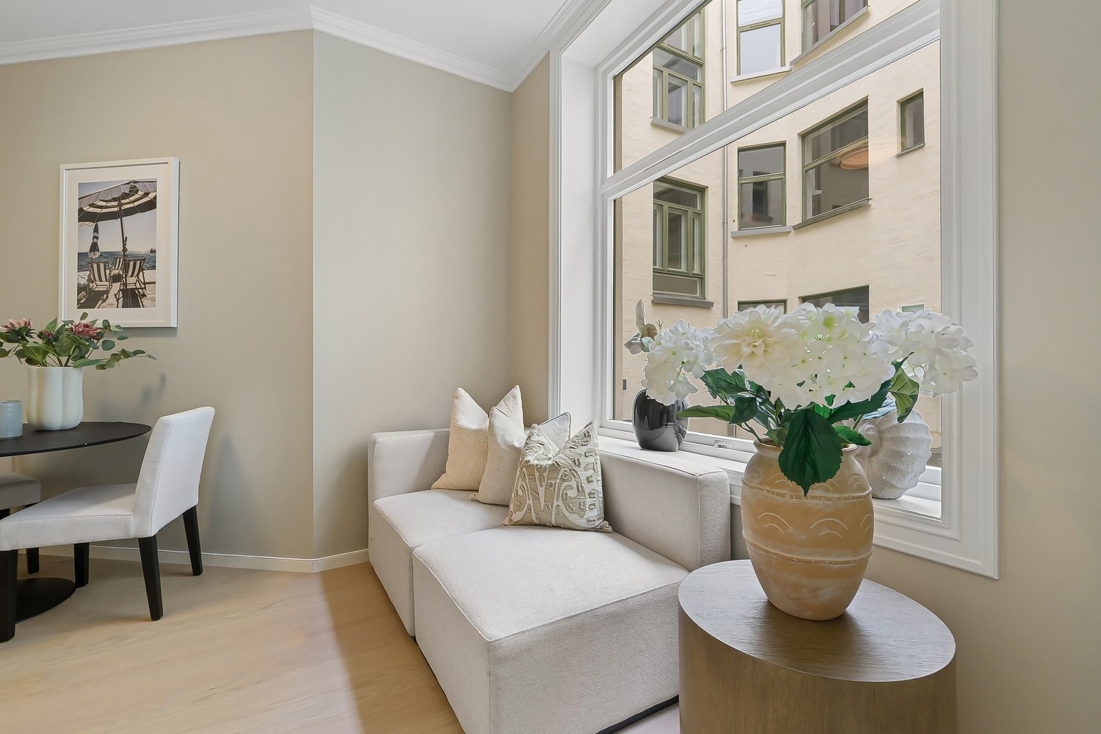 2,9 meter takhøyde og store, klassiske vindusflater. Galleribilde