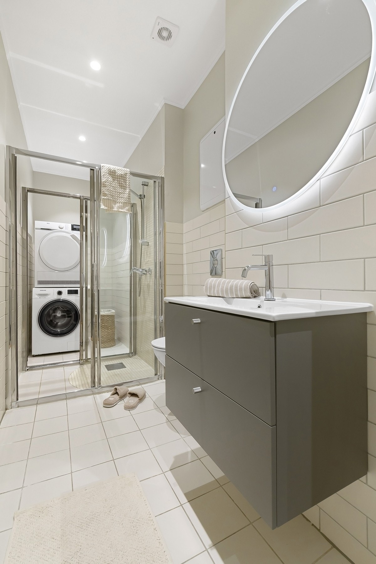 Badet er overflatebehandlet og det er montert ny innredning og speil i 2026. Galleribilde