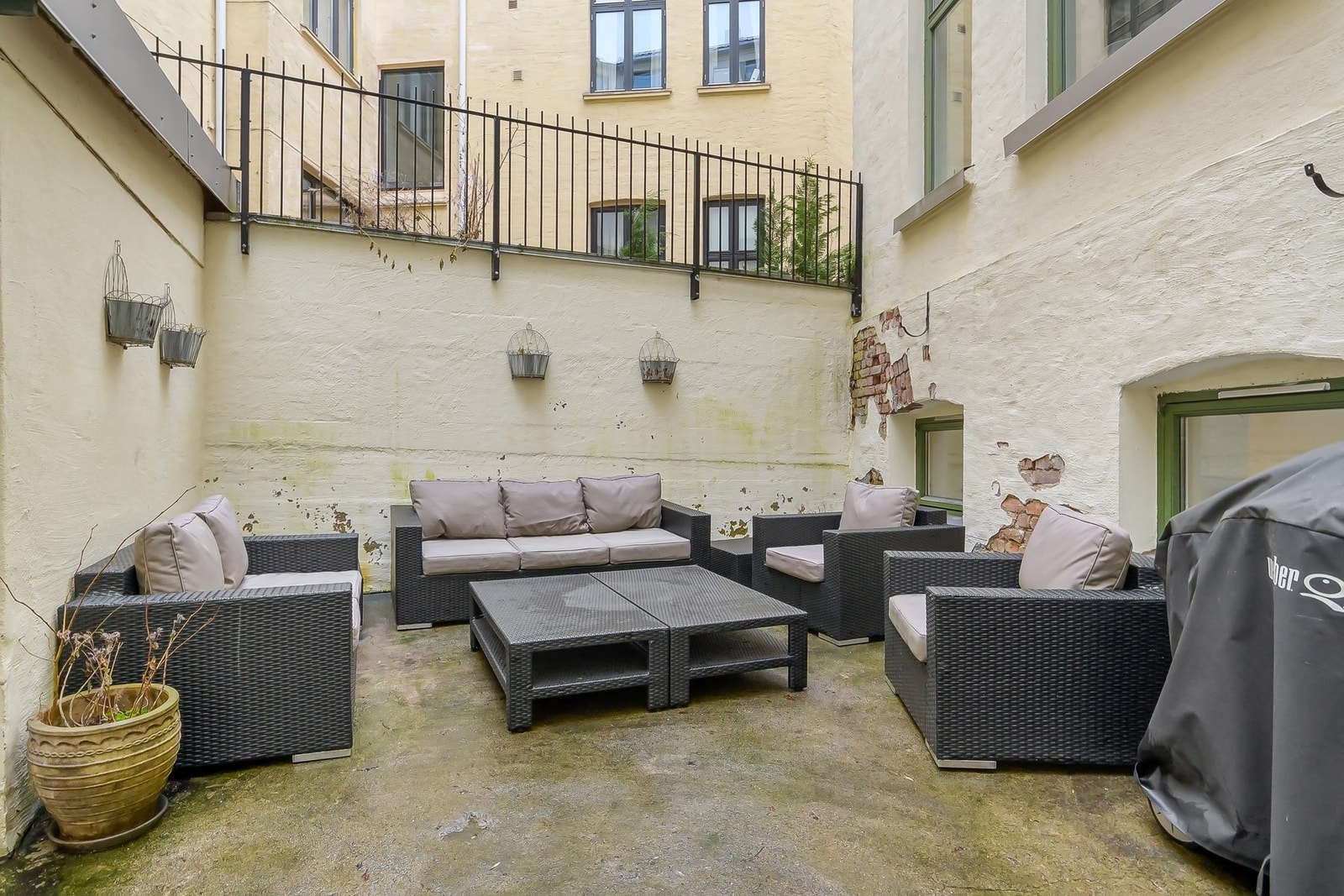 Det er bygget terrasseplatting i etterkant av bildene. Galleribilde