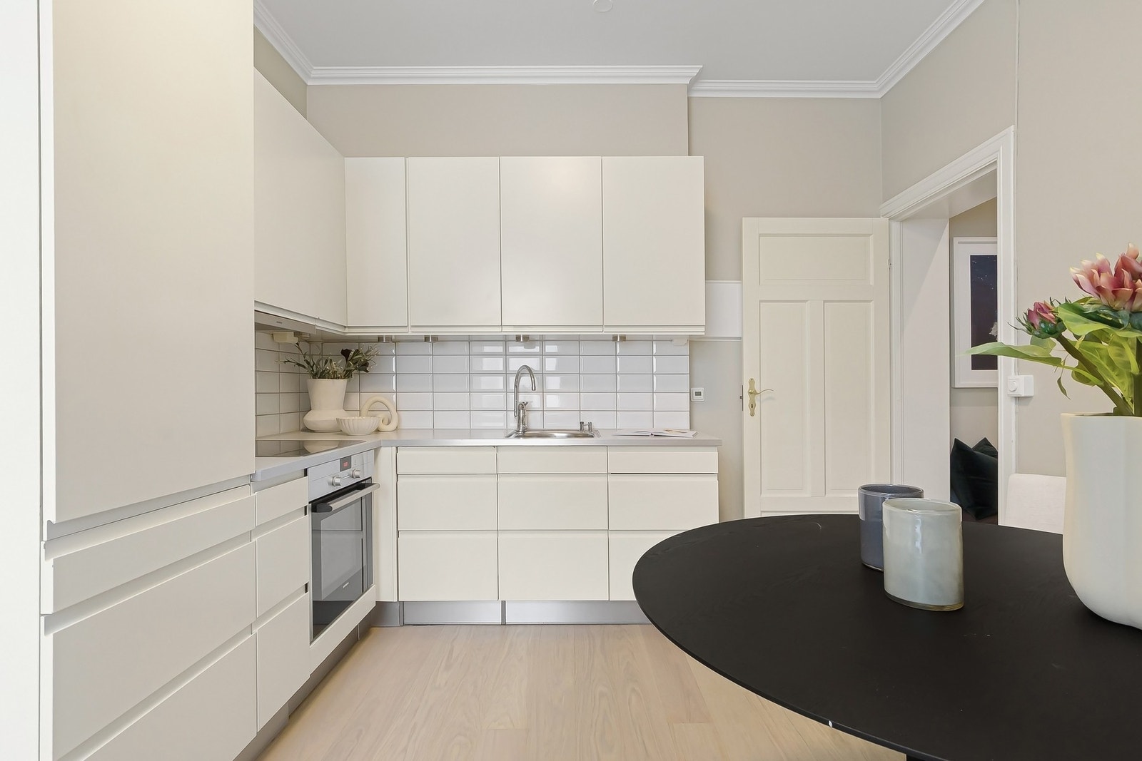 Leiligheten fremstår moderne og velholdt. Stilrent kjøkken med integrerte hvitevarer. Galleribilde