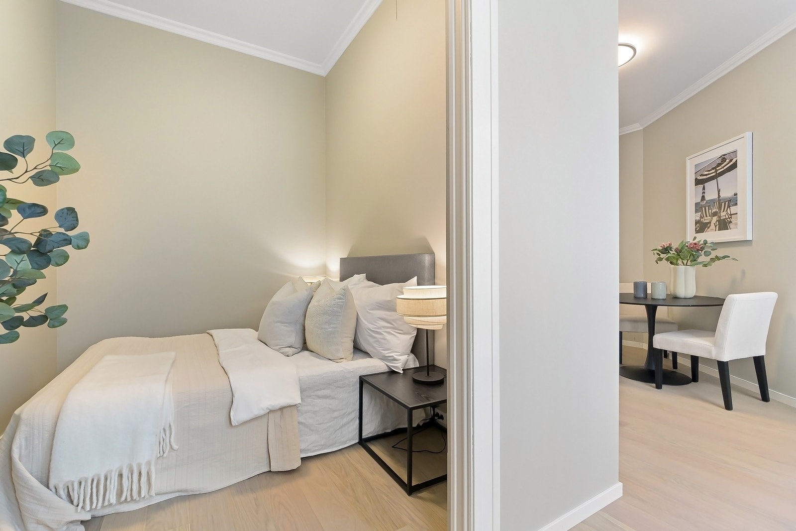 Romslig soverom med over 3,4 m takhøyde. Galleribilde