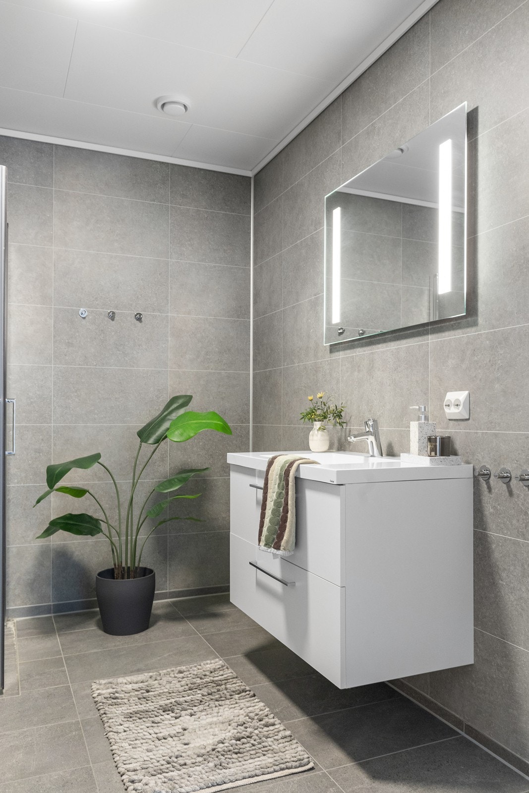 Tidløs hvit innredning og speil med innfelt belysning. Galleribilde