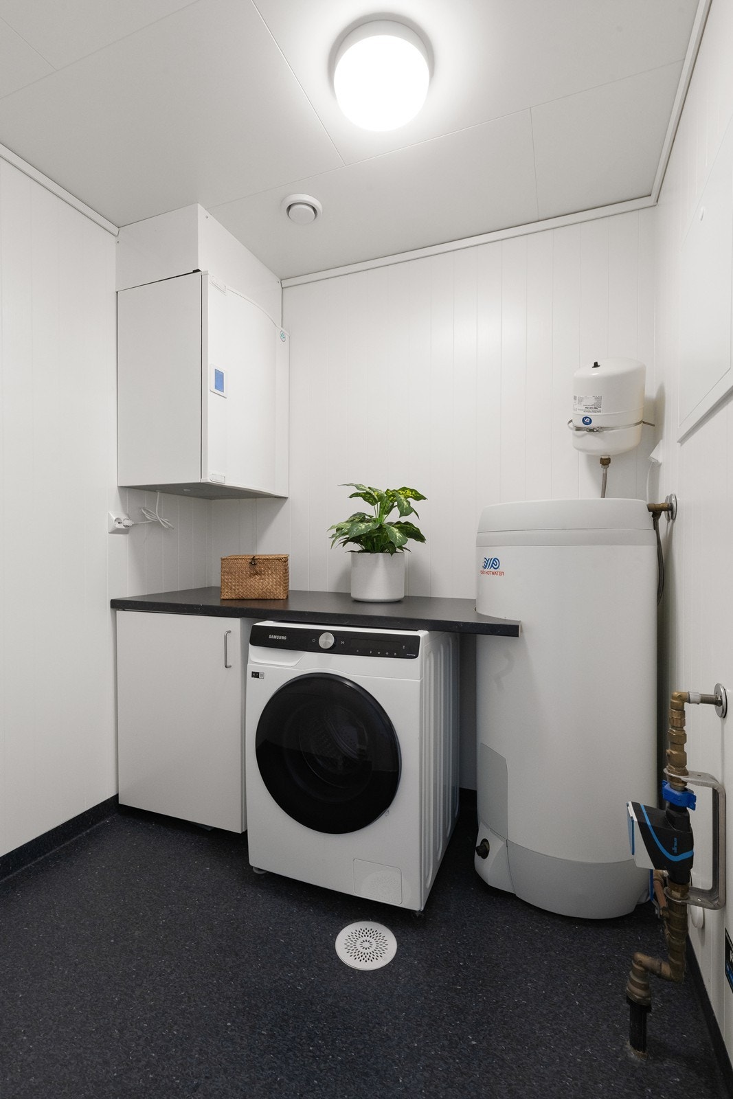 I tilknytning til gangen ligger et separat vaskerom med praktisk innredning. Galleribilde
