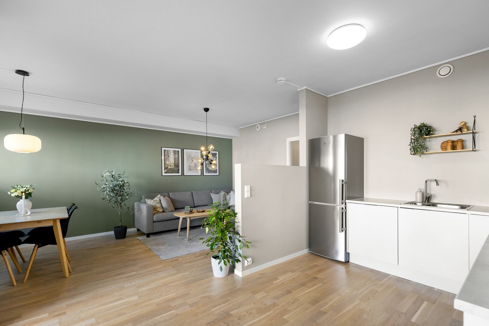 Planløsningen er veldig bra med halv vegg som skiller stue og kjøkken. Galleribilde