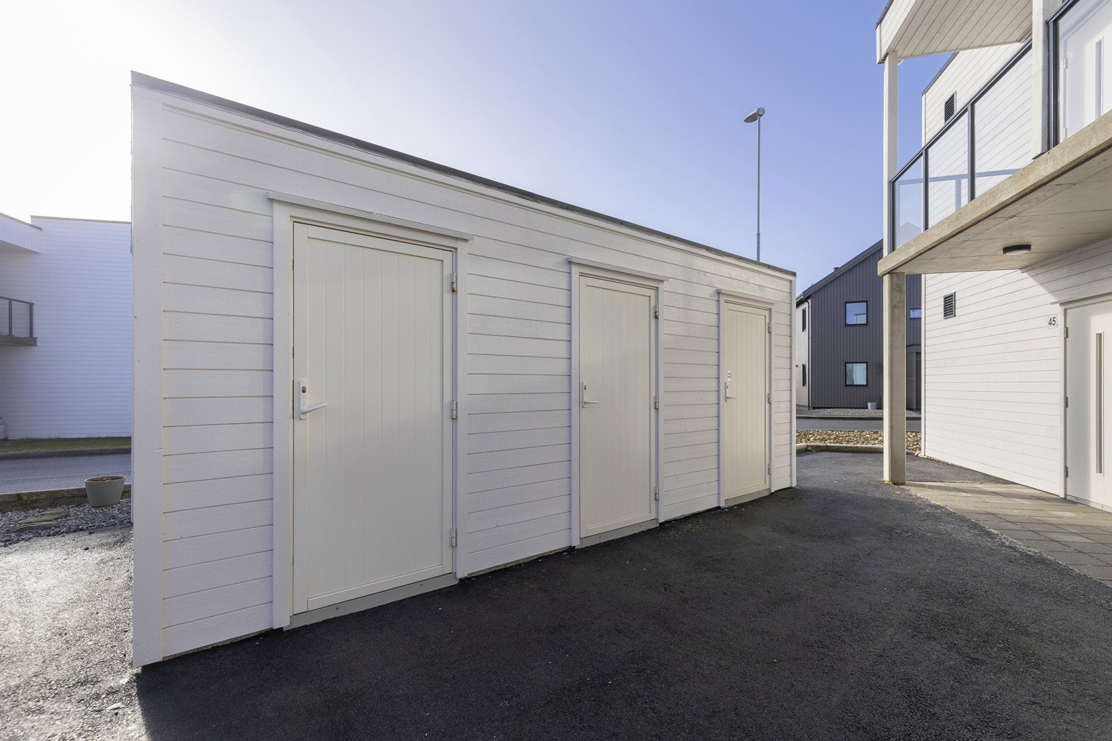 Utvendig bod som ligger like ved inngangsdøren. Galleribilde