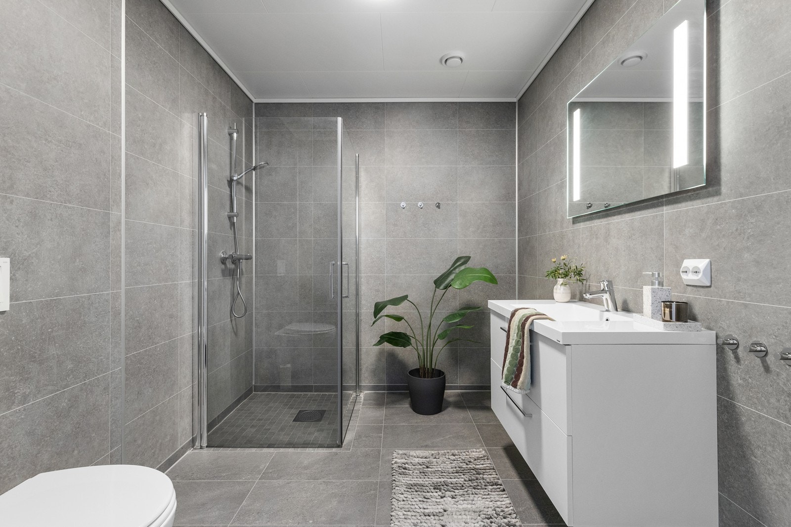 Delikat og innbydende bad med fliser på gulv. Galleribilde