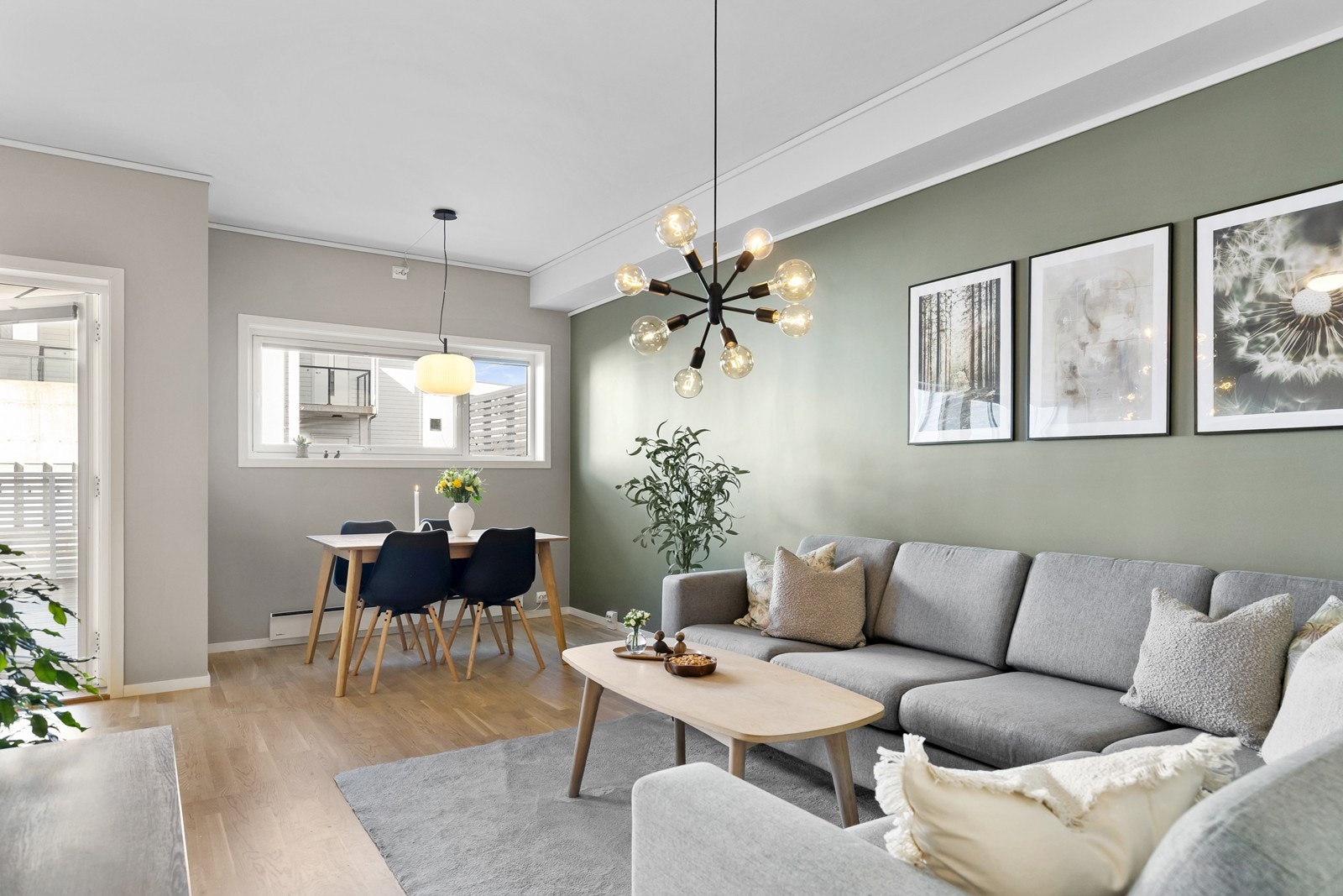 Romløsningen gjør det enkelt å møblere med både spisebord og sofagruppe. Galleribilde