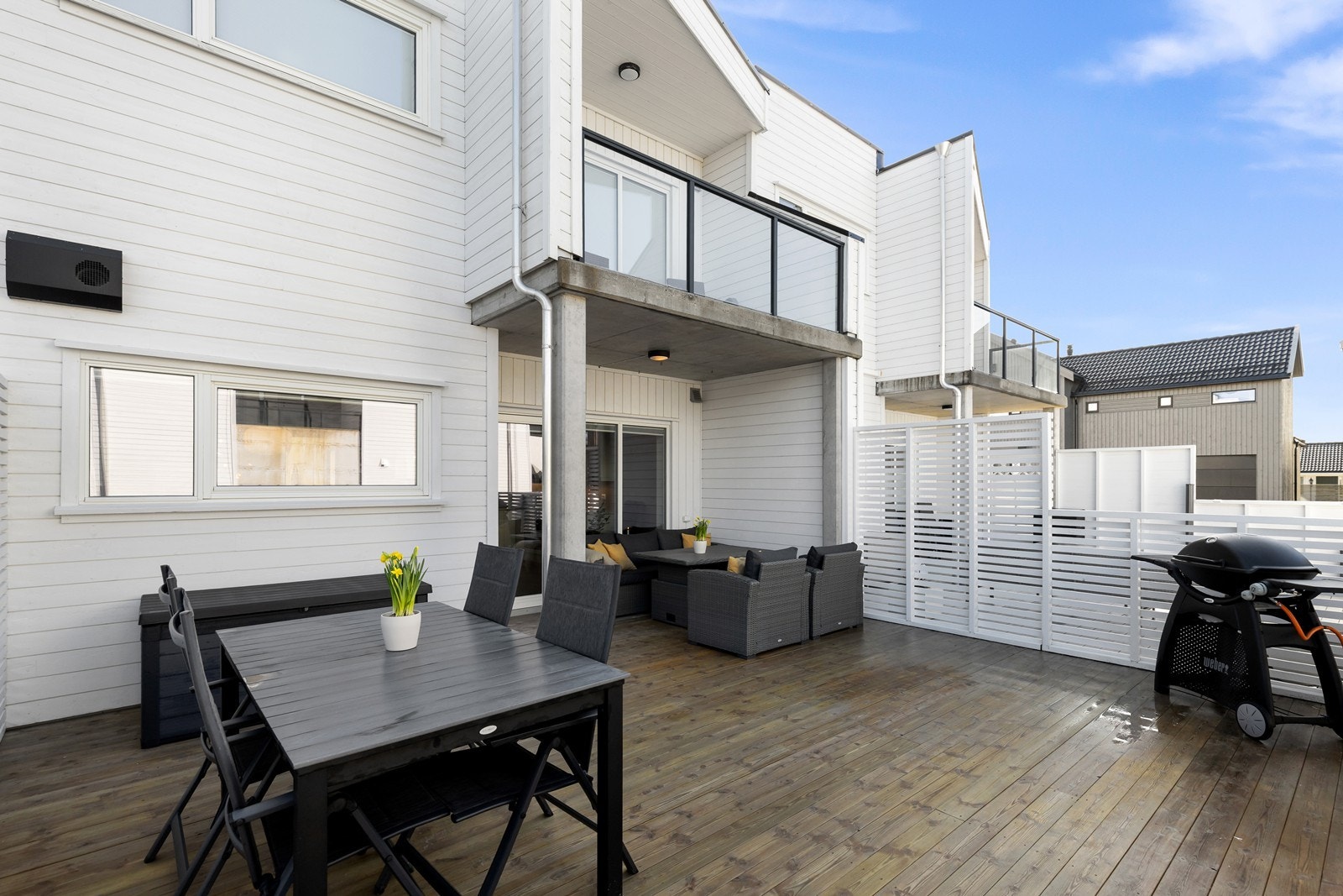 Terrassen er pent opparbeidet med gjerde og levegger. Galleribilde