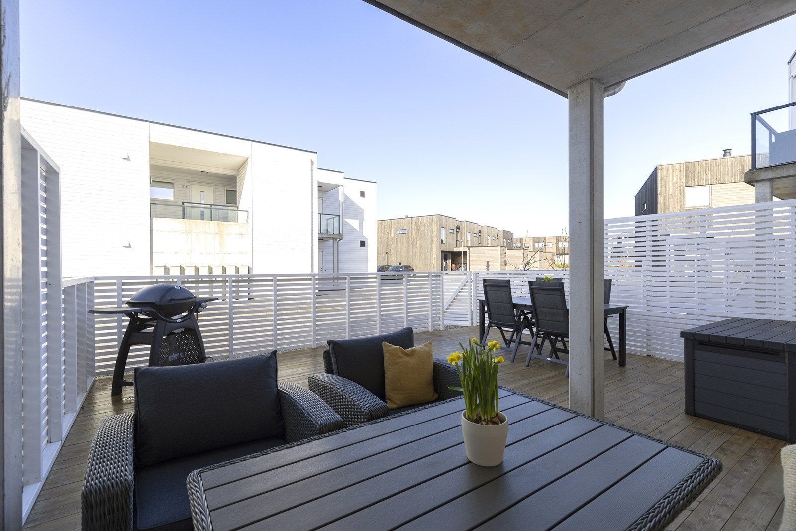 Sjelden stor terrasse som blir et ekstra rom på sommerstid. Galleribilde