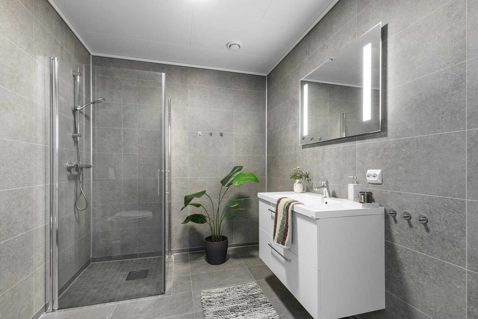 Dusjhjørne med glassvegger og vegghengt toalett. Galleribilde