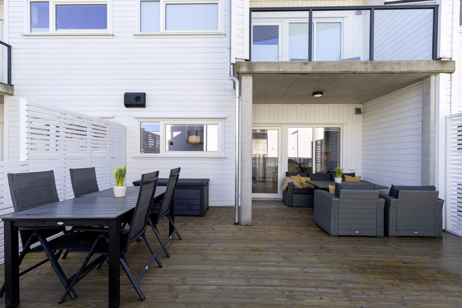 Praktisk at deler av terrassen er overbygget. Galleribilde