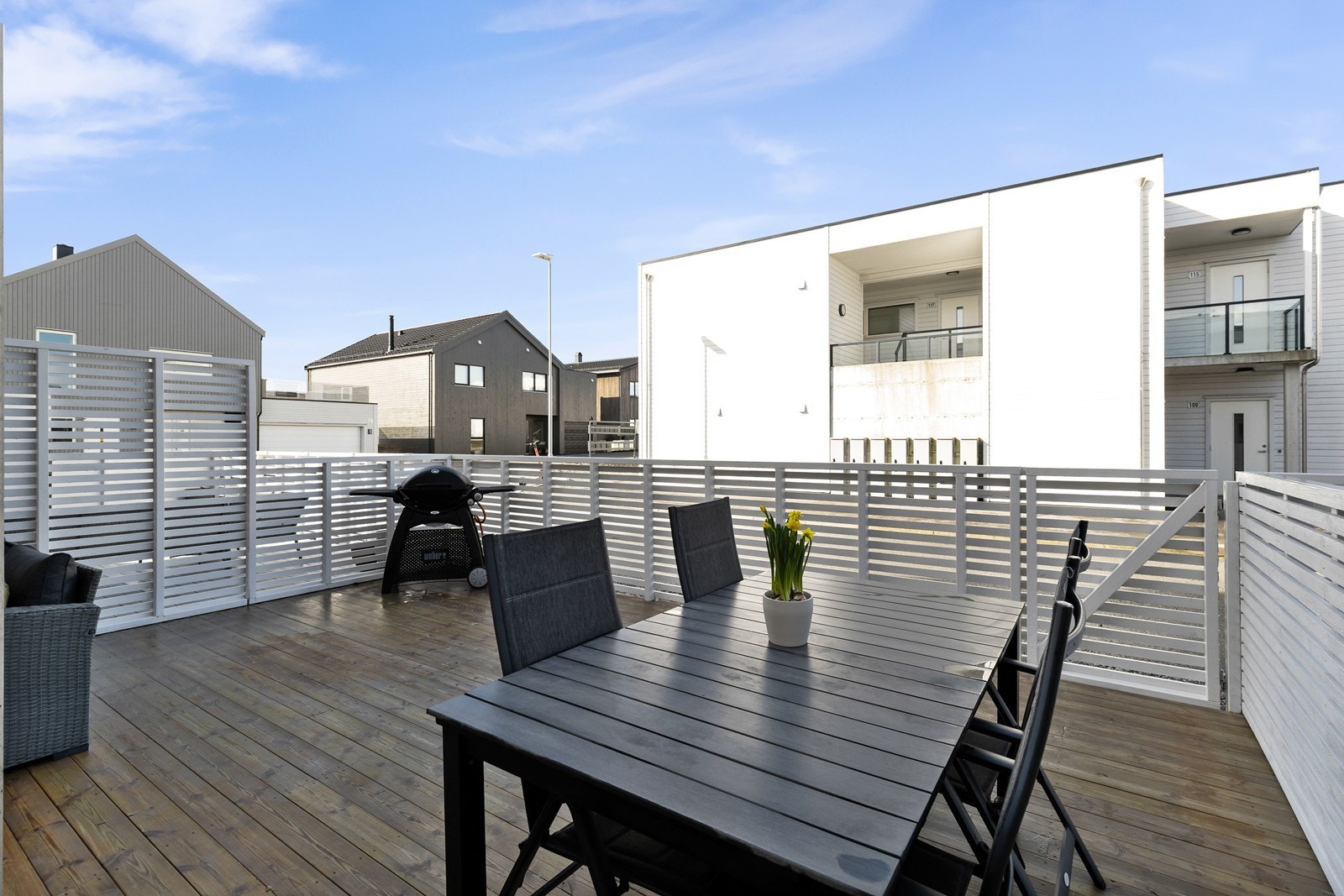 Praktisk med dør i gjerde som ligger i front, slik at man kan gå rundt leiligheten. Galleribilde