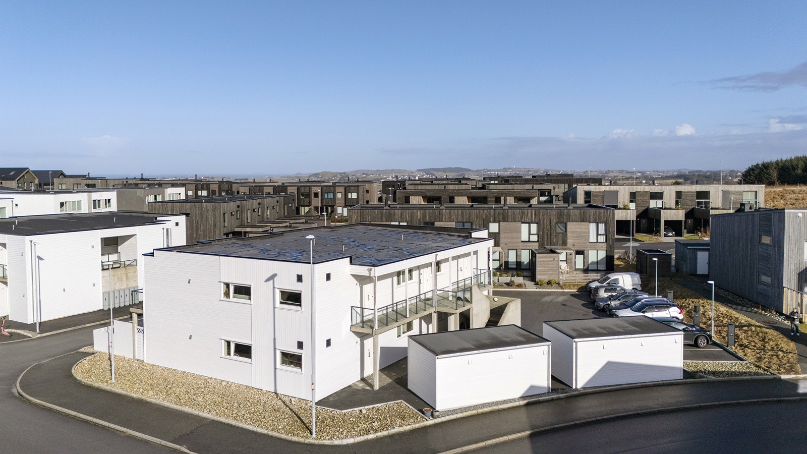 Utvendig parkering med el-billader. Galleribilde