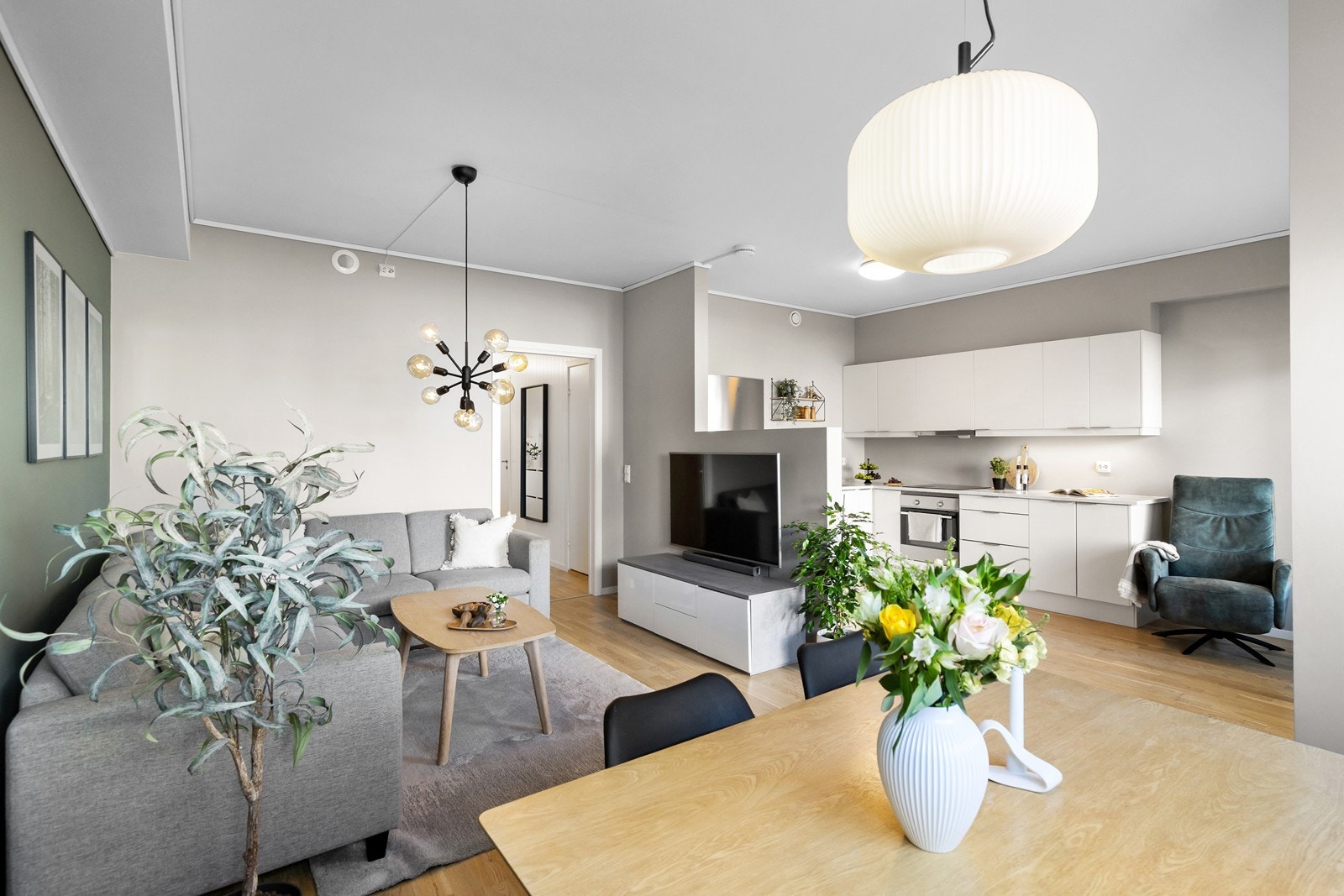 Åpen løsning mellom stue og kjøkken skaper en romslig atmosfære. Galleribilde