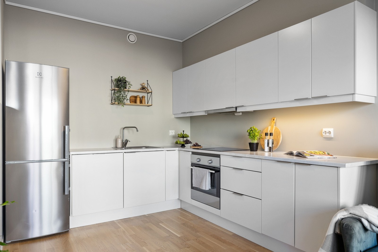 Stilrent og moderne kjøkken i hvit utførelse og slette fronter. Galleribilde