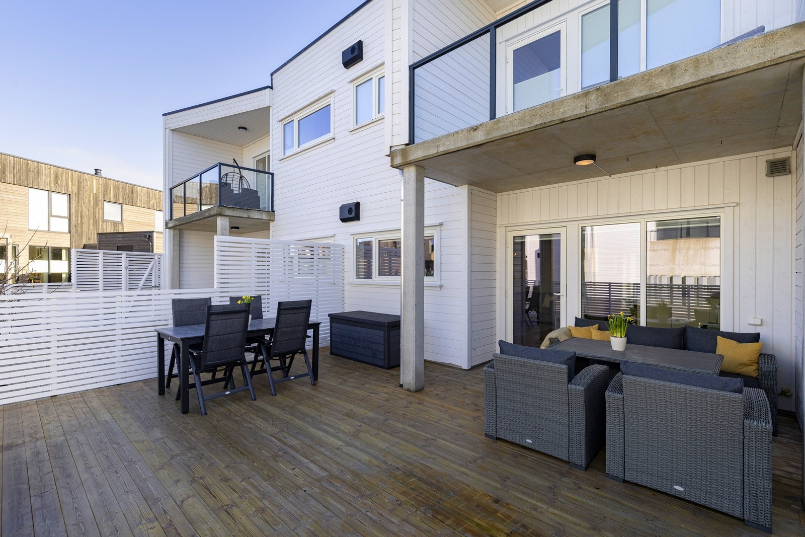 Stor terrasse vendt mot vest som gir gode solforhold. Galleribilde