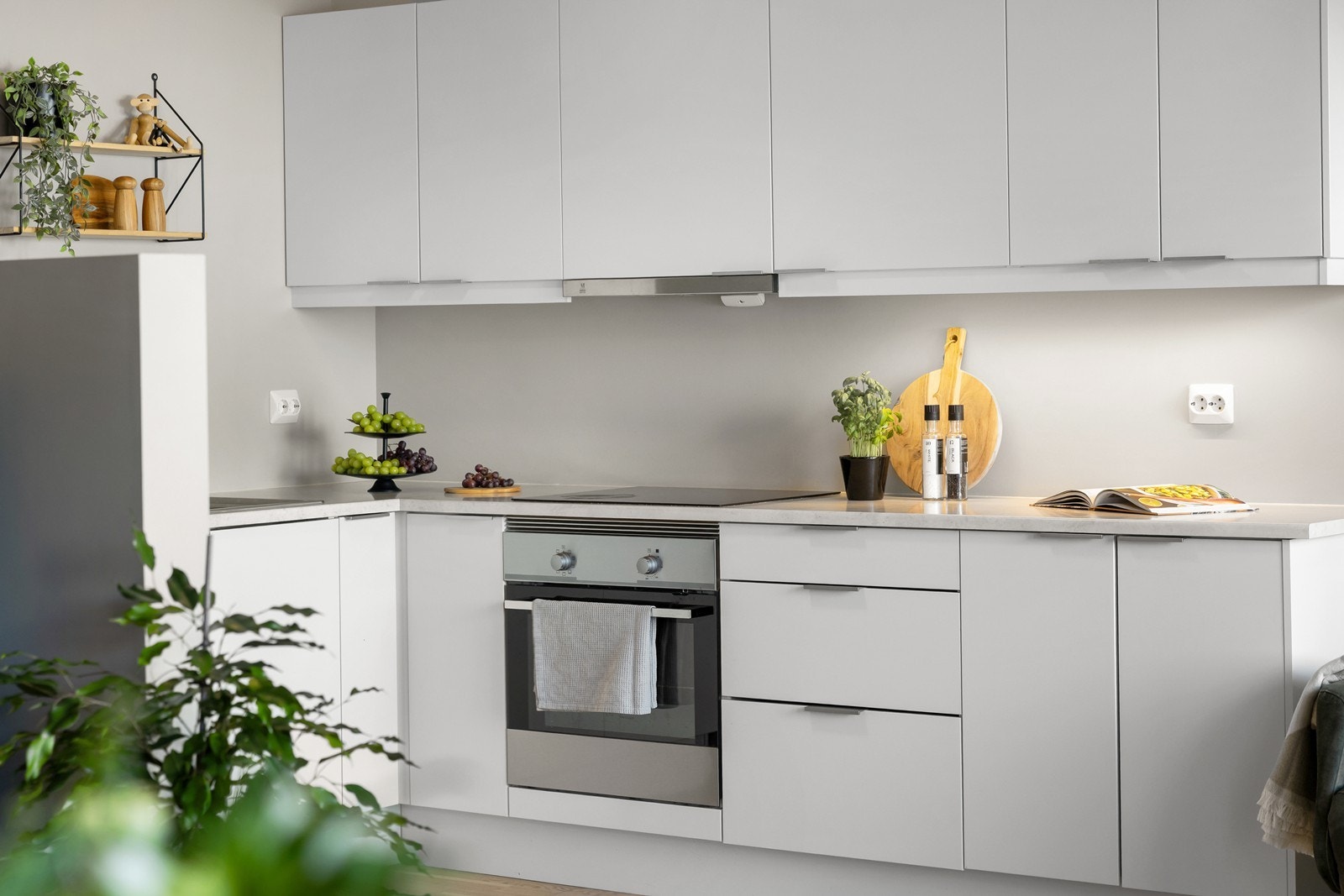 Integrert platetopp, komfyr og oppvaskmaskin. Galleribilde