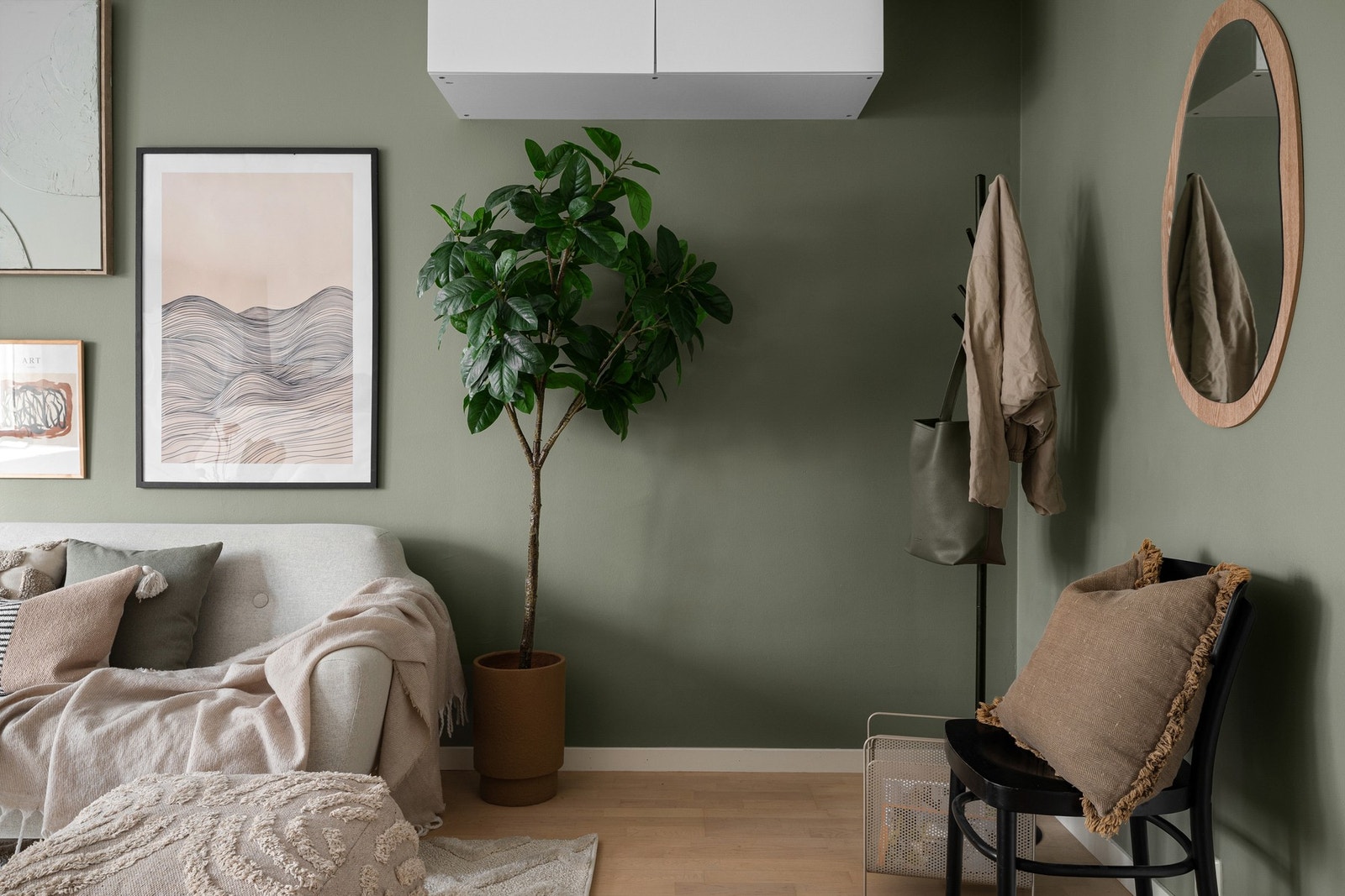 Plass til å henge fra seg yttertøy. Galleribilde