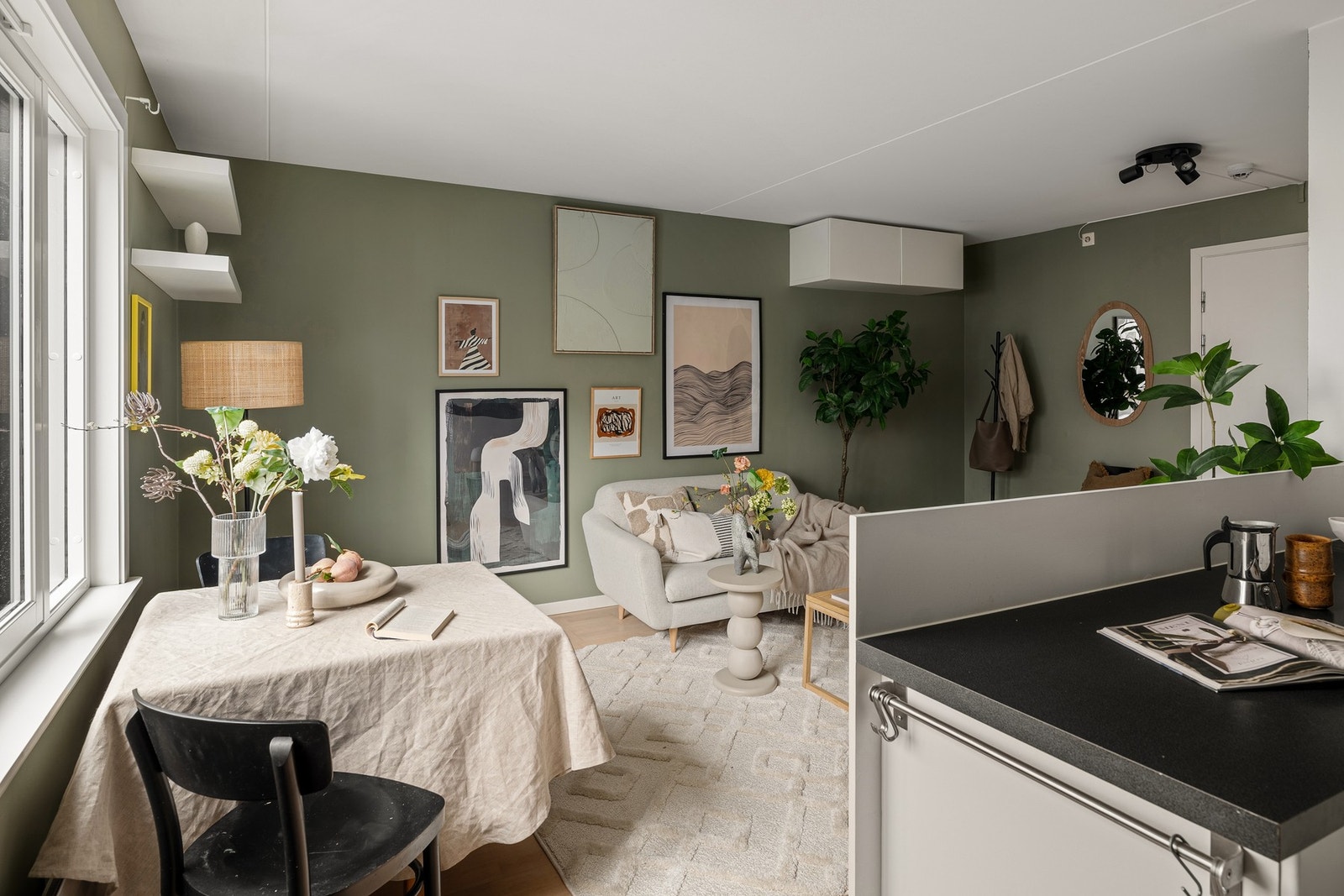 Her er det god plass til spisebord, noe som gjør rommet ideelt for både livlige middager og rolige hverdagsmåltider. Galleribilde