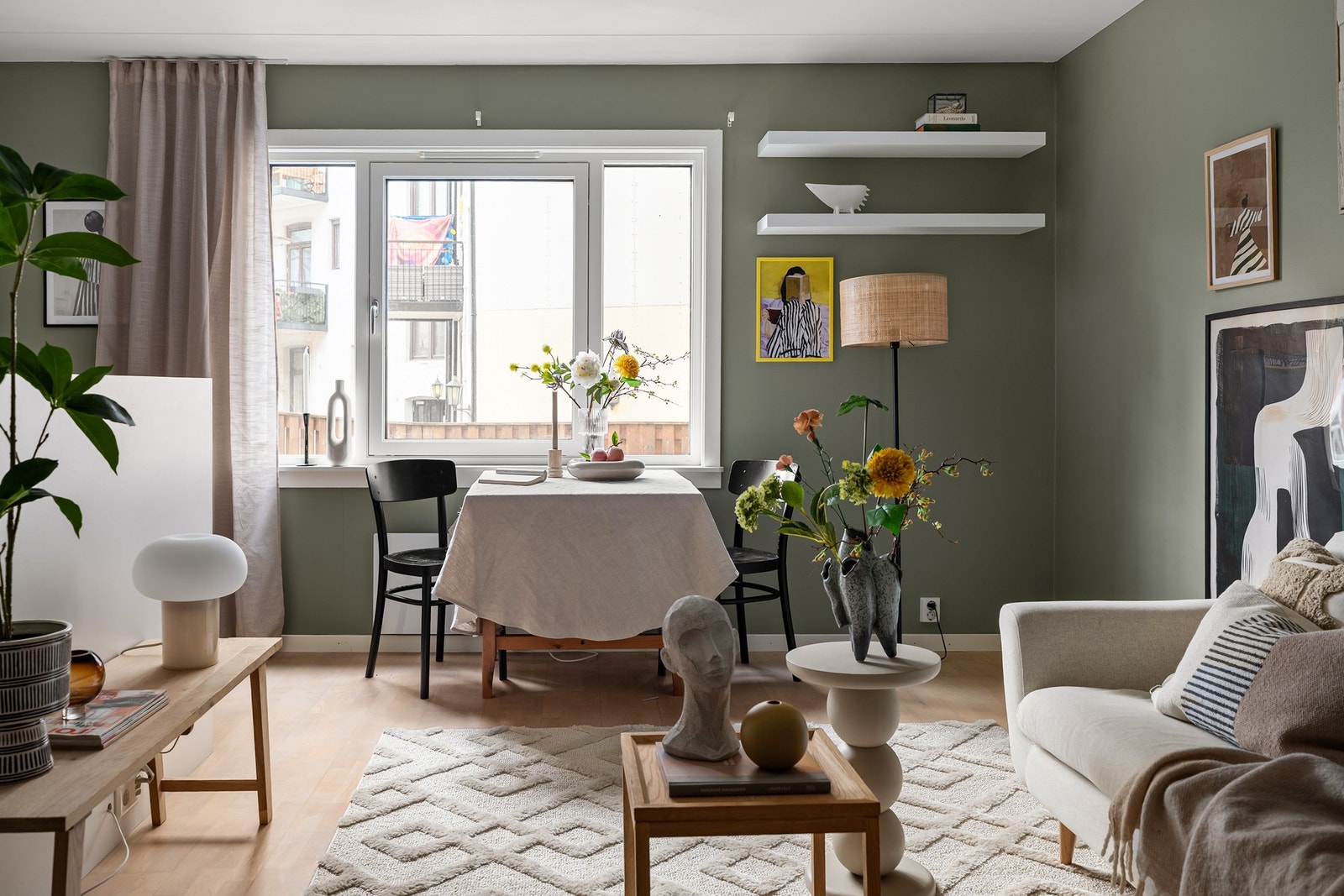 Store vindusflater lar dagslyset fylle stuen og gir en luftig og behagelig atmosfære. Vinduene ble byttet i 2026. Galleribilde