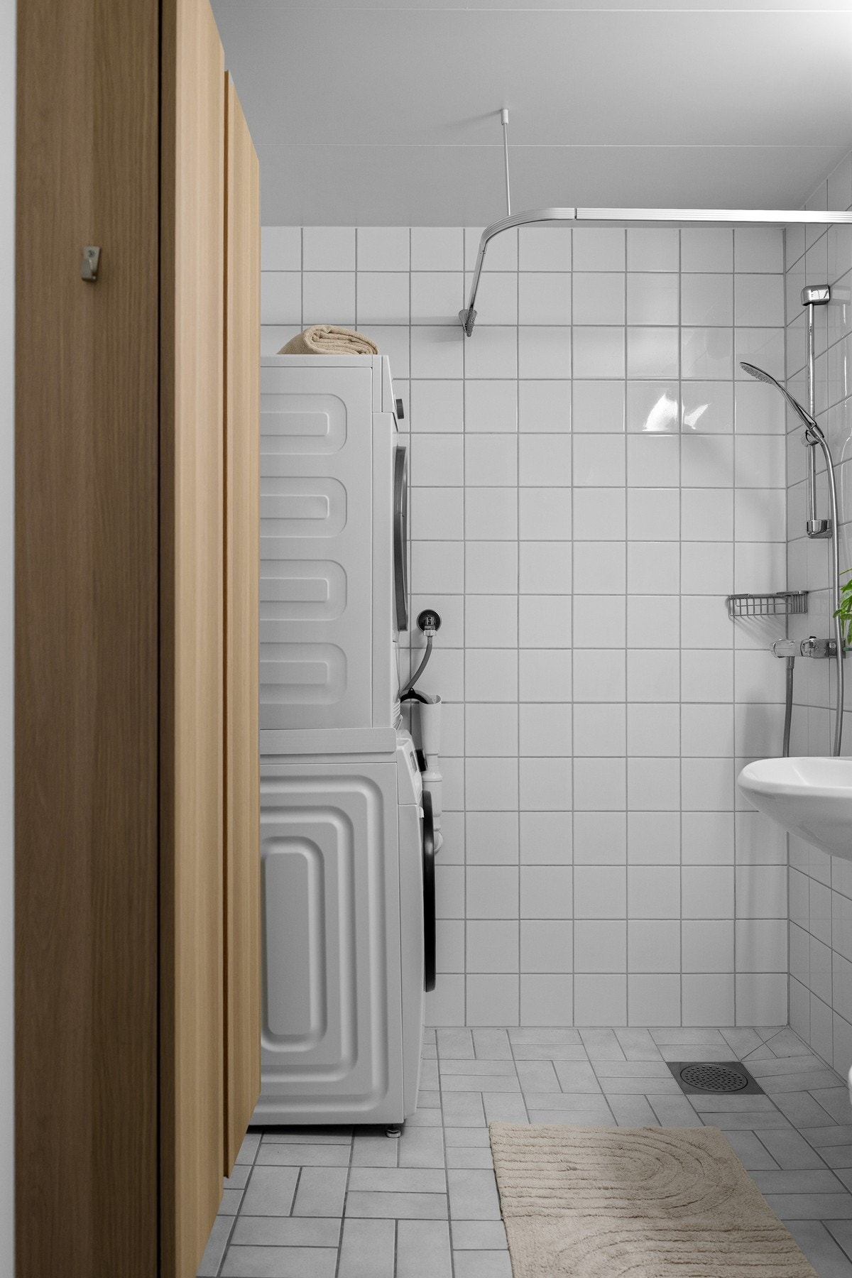 Pent, flislagt bad med opplegg for vaskemaskin. Galleribilde