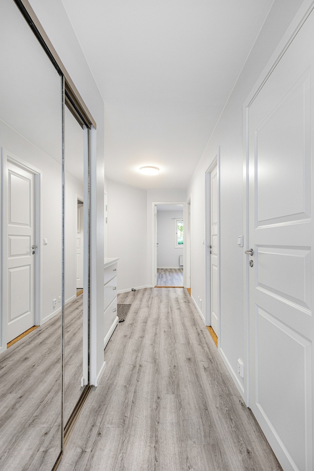 Romslig entre med god plass til oppbevaring av yttertøy og sko. Galleribilde