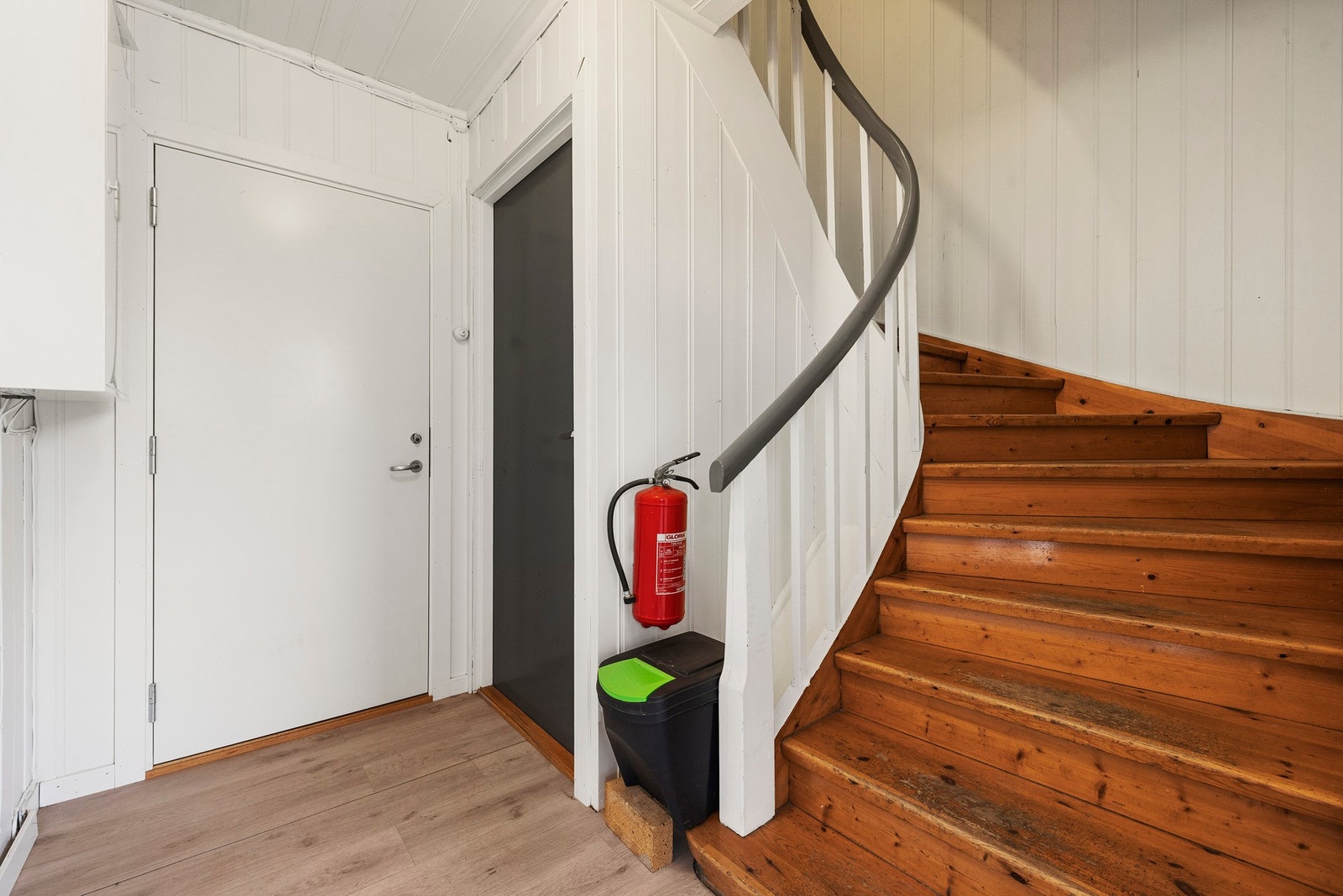 Felles gang med trappegang opp til leilighet i 2. etasje og loft. Galleribilde