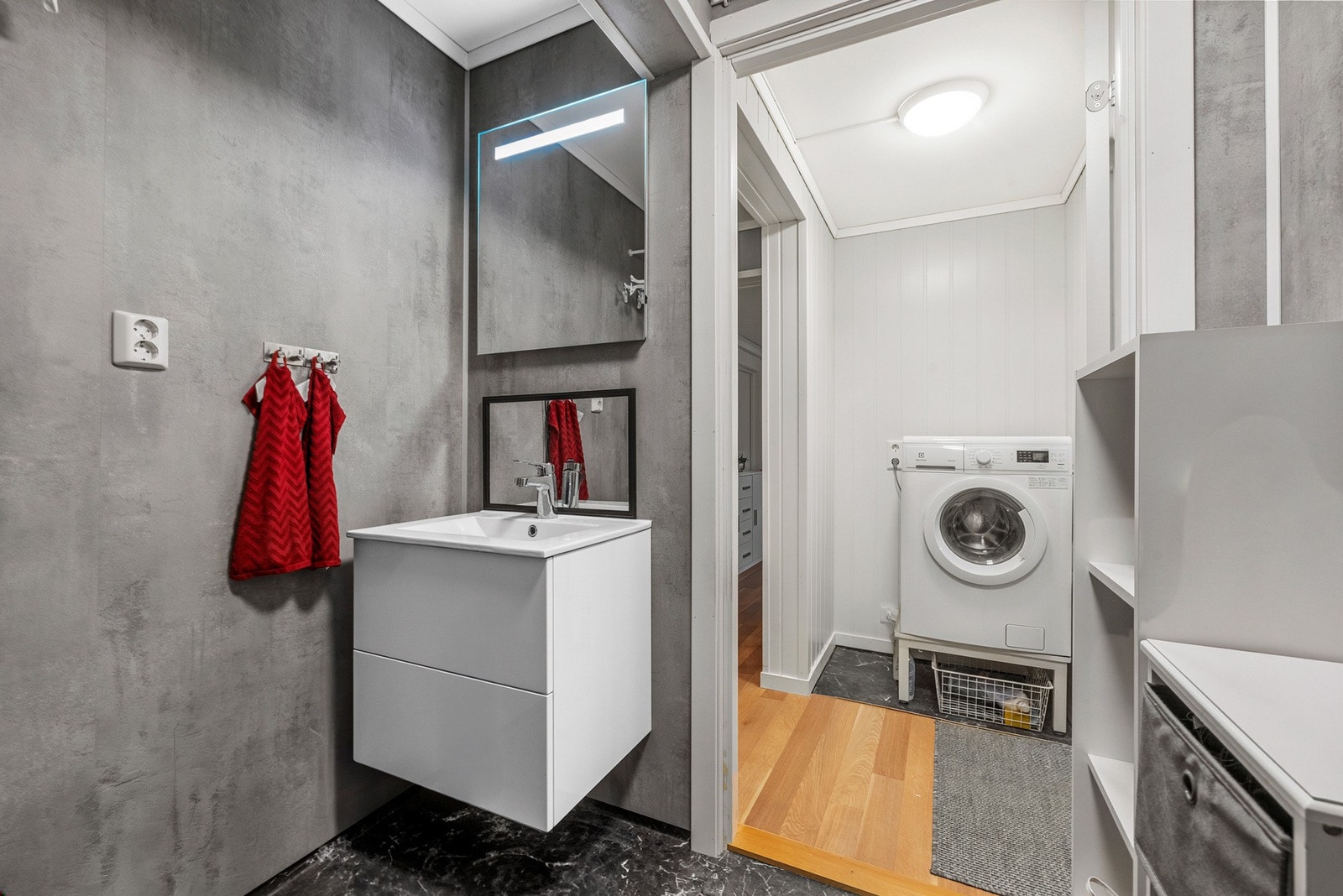 Badet er innredet med dusj, toalett og servant. Vaskmaskin er plassert i egen krok i gangen. Galleribilde