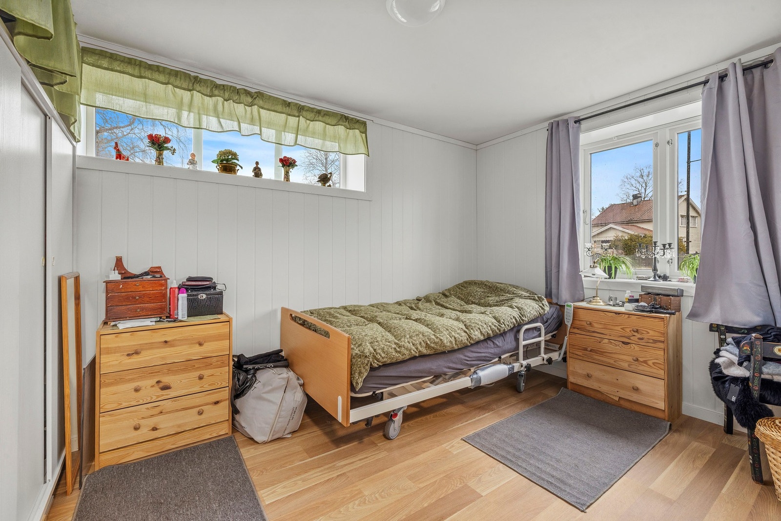 Leiligheten har to soverom, det ene er utstyrt med skyvedørs garderobe Galleribilde