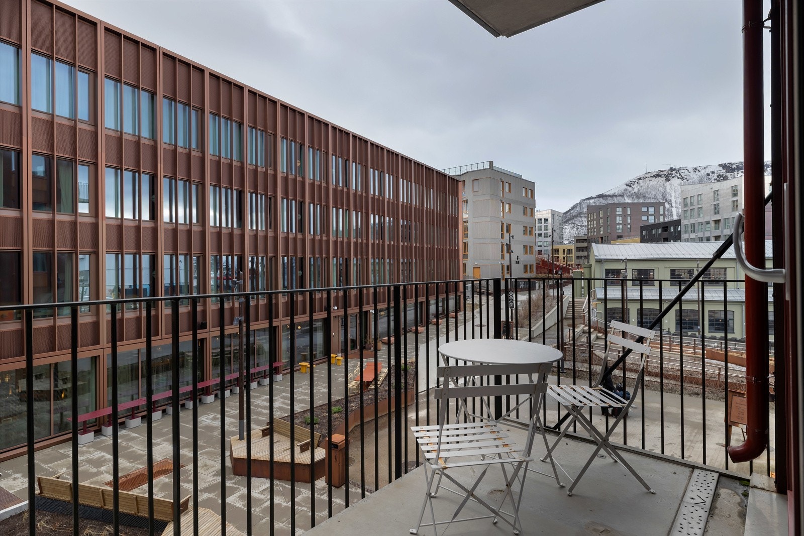 Utgang til egen balkong fra stuen. Galleribilde