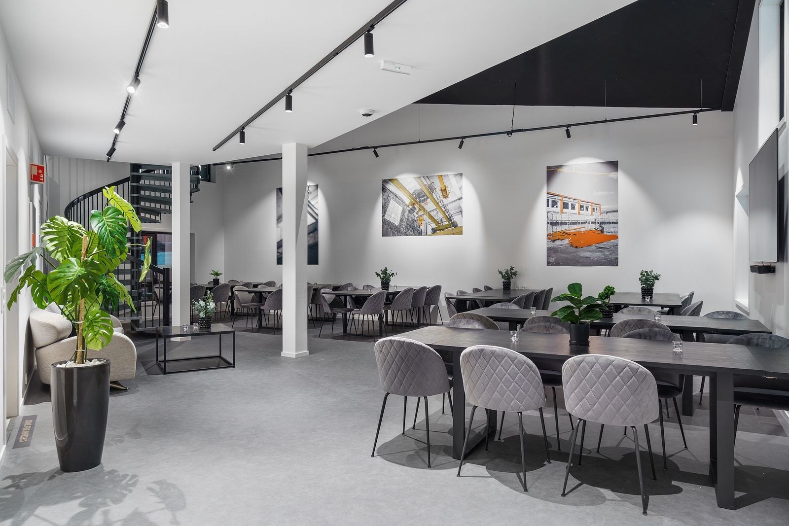 Selskapslokale med god plass og romslig kjøkken. Galleribilde