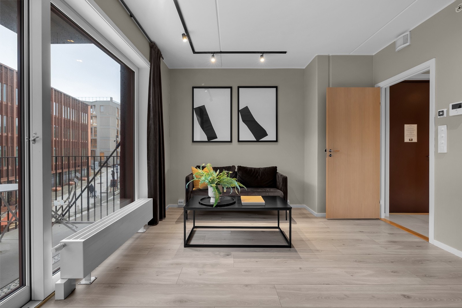 Store vindusflater som gir rikelig med lys. Galleribilde