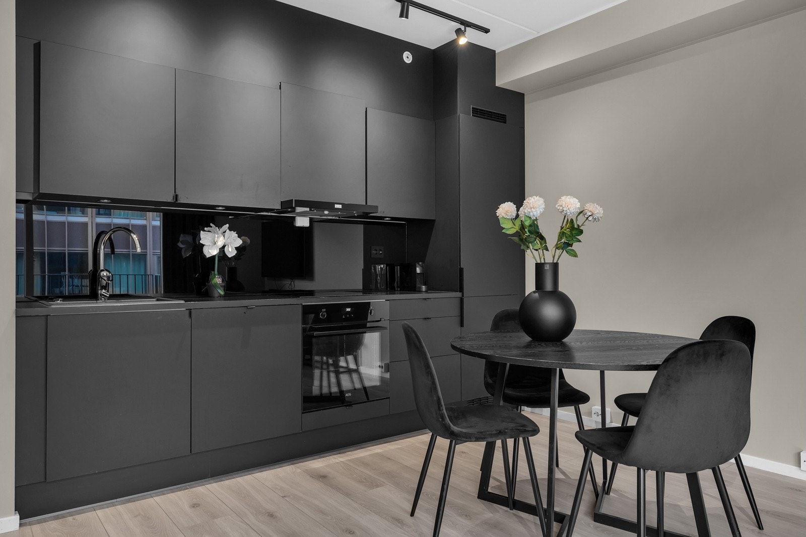 Tiltalende spisestue til hyggelige middagsselskap. Galleribilde