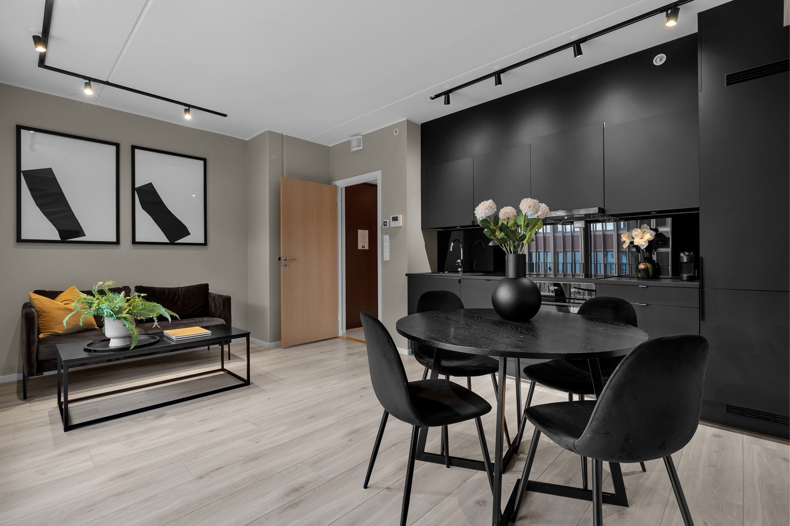 Leiligheten har en stilren stue med god takhøyde. Galleribilde