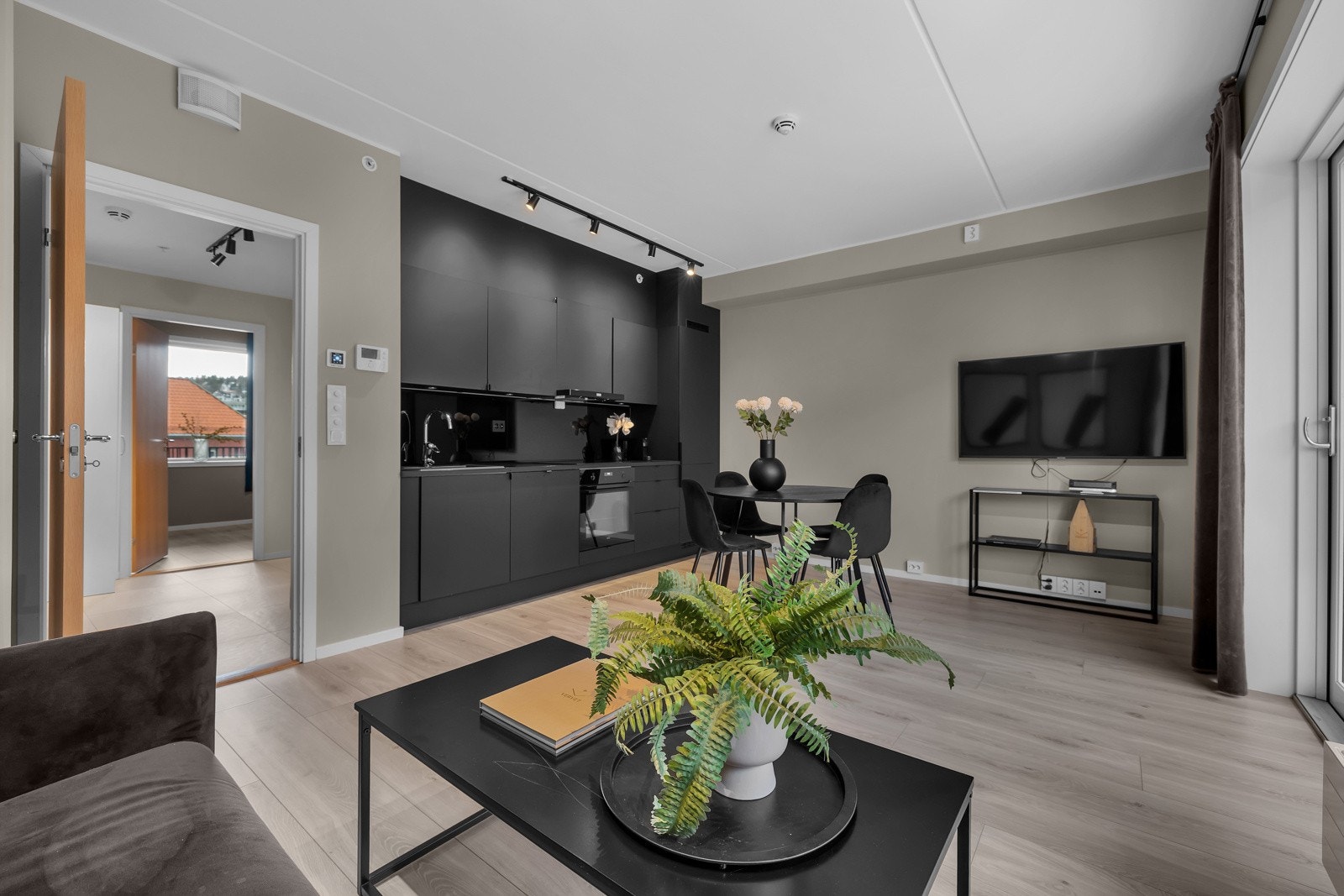 Pene møbler som følger med i handelen. Galleribilde