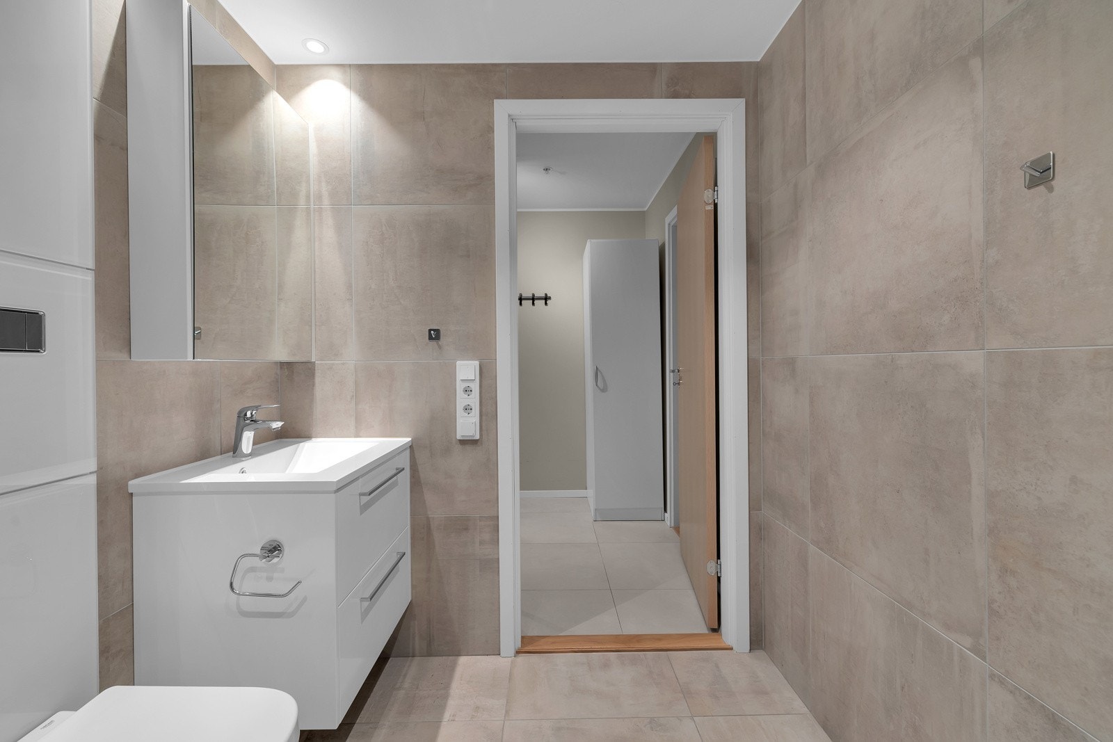 Boligen har ett nydelig bad. Dushjørne, wc og opplegg til vaskemaskin. Galleribilde