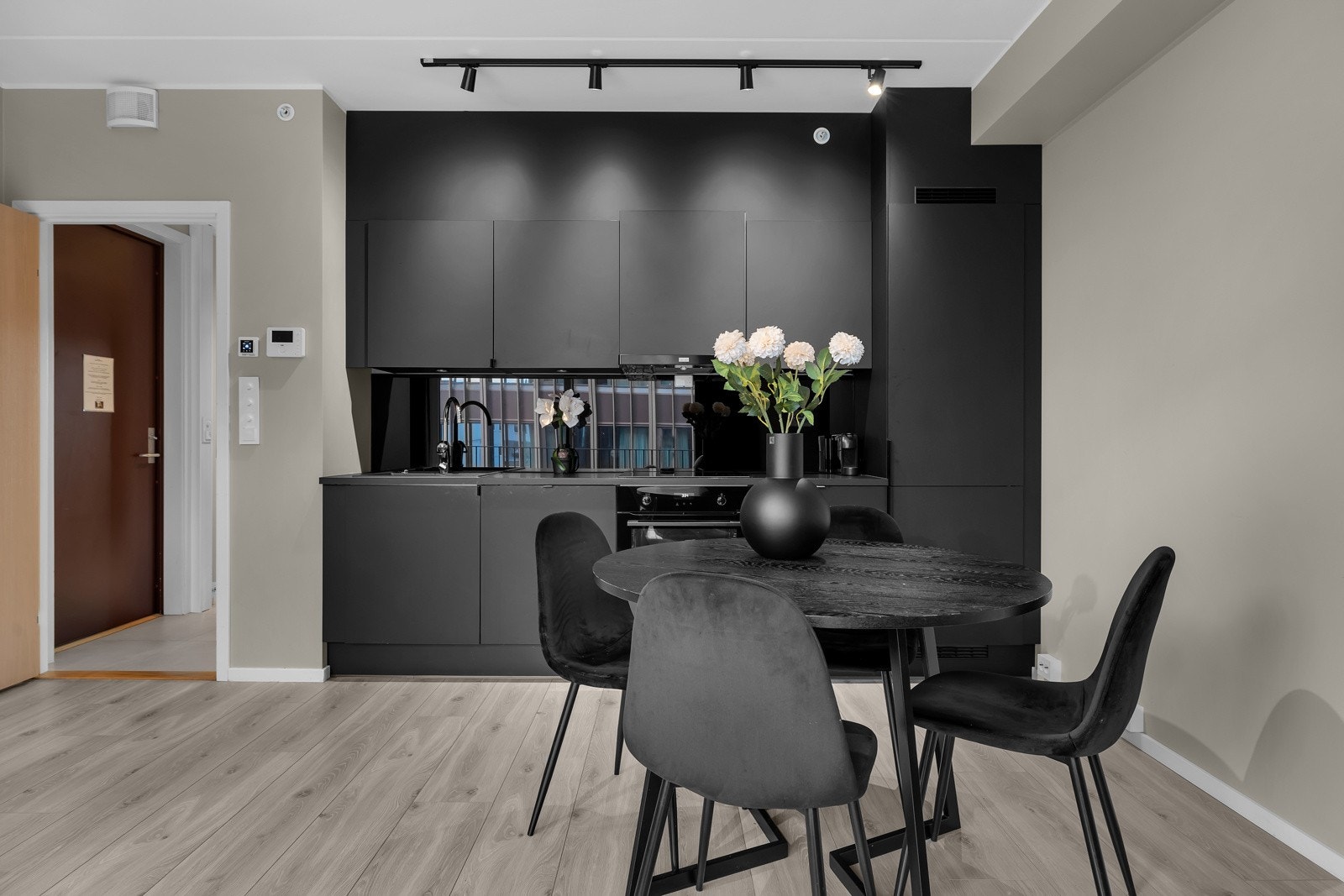 Tidsriktig kjøkken med god skapplass. Galleribilde