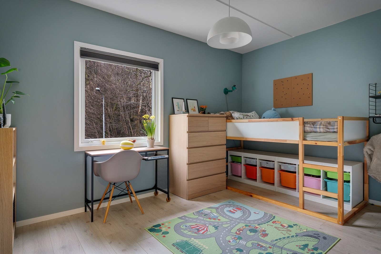 Leiligheten har tre soverom. Dette rommet på 11,3 m² er romslig og passer utmerket som barnerom. Galleribilde