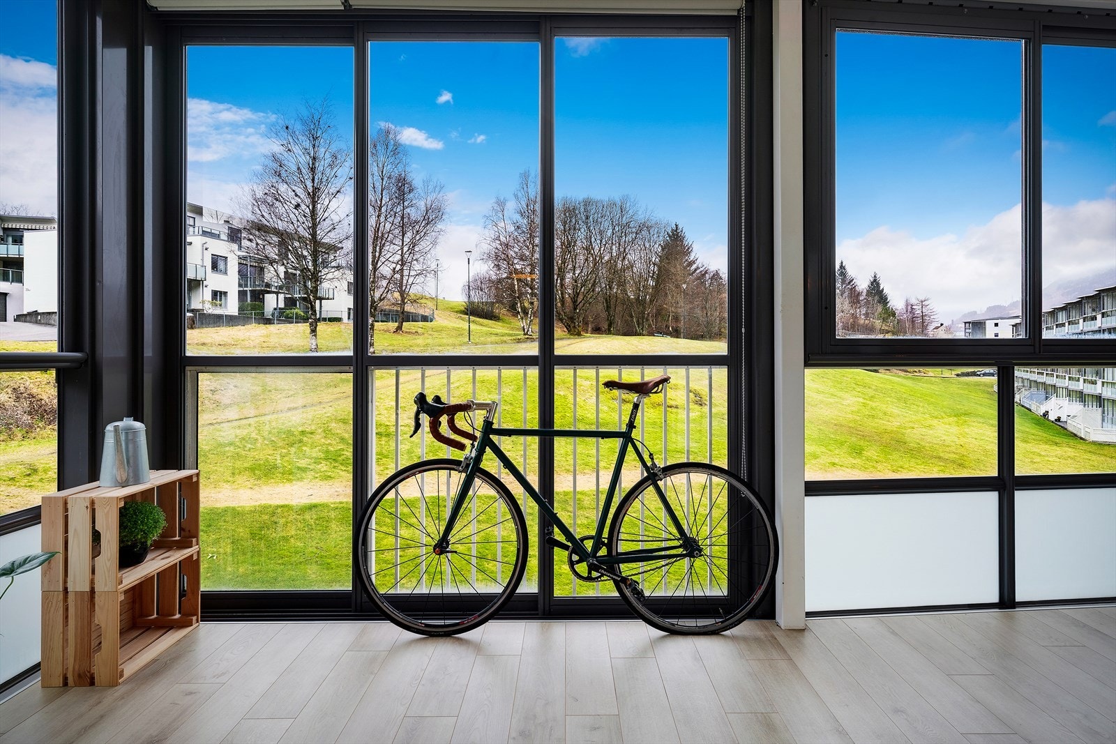 De store glassflatene gir en god romfølelse og flott utsyn over de grønne fellesarealene. Galleribilde