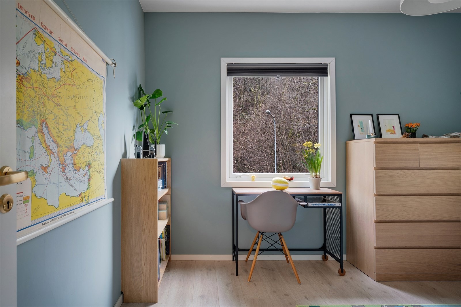 Rommet har god plass til både seng, skrivepult og oppbevaring. Galleribilde