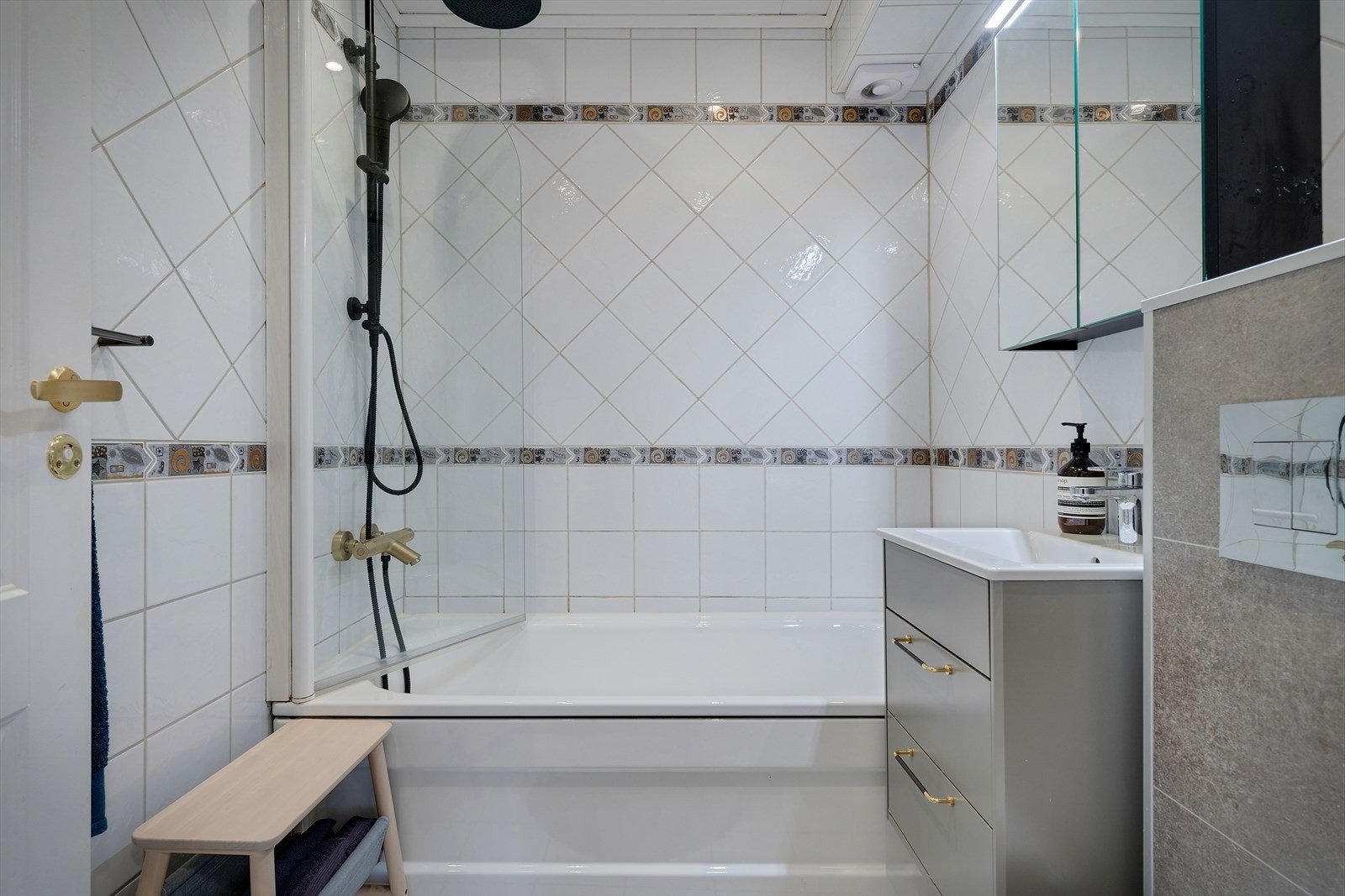 Toalett og servantskap med speilskap ble byttet av eier i perioden 2023-2025. Galleribilde