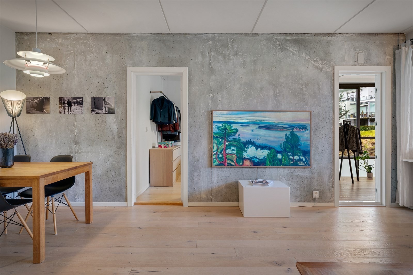 Fra stuen er det adkomst til ett av soverommene og den innglassede balkongen. Galleribilde