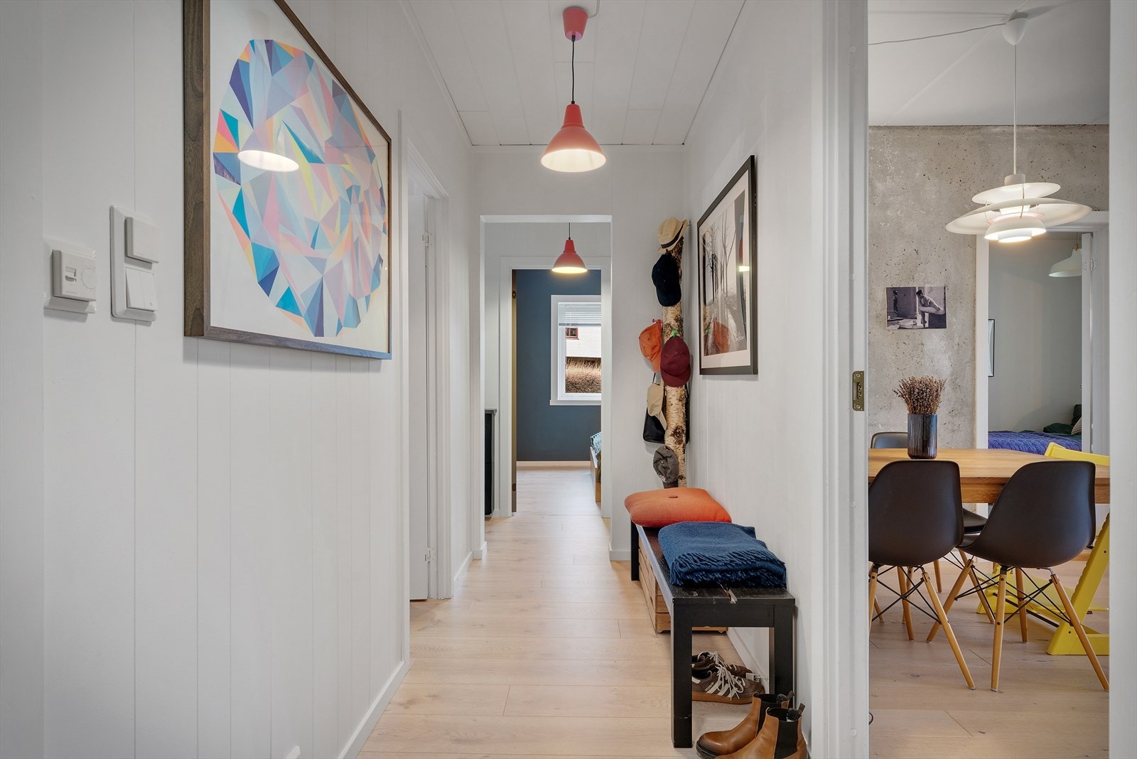 Gangen gir god plass til oppbevaring av yttertøy og sko, og leder videre inn til stue og soverom. Galleribilde
