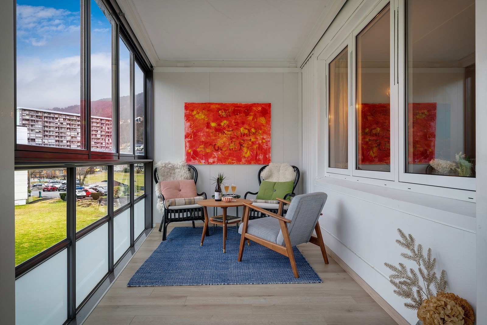 Den store, innglassede balkongen på 17 m² fungerer som et ekstra oppholdsrom store deler av året. Galleribilde