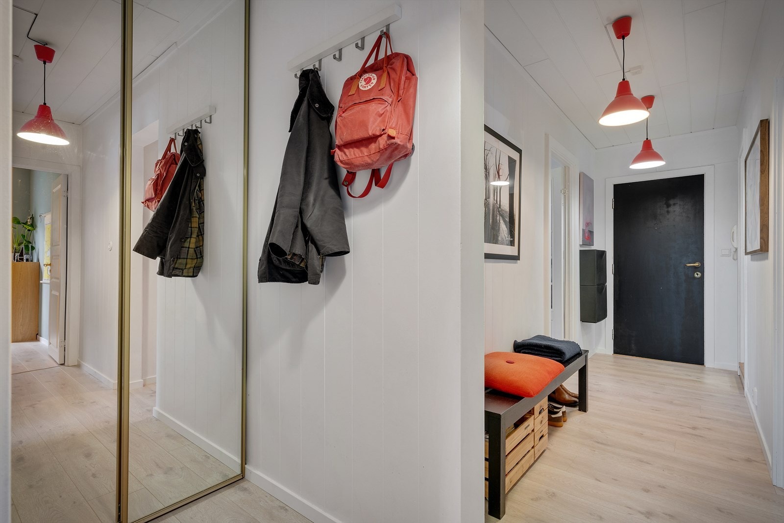 En romslig gang på over 9 m² ønsker velkommen og binder sammen leilighetens rom. Galleribilde