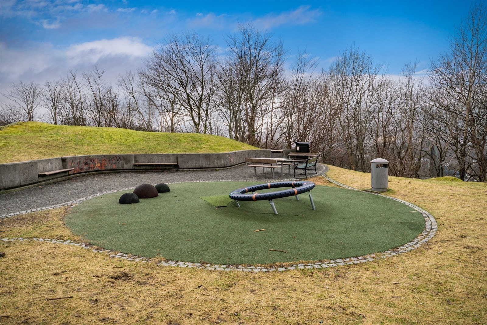 Flere lekeplasser og ballbinger i umiddelbar nærhet, som Gerhard Gransvei ballbinge kun to minutter unna. Galleribilde