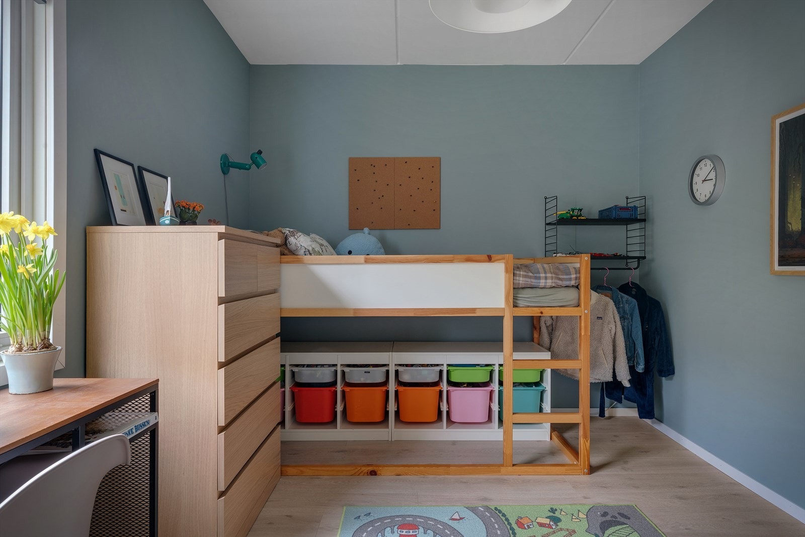 En smart løsning med loftseng frigjør gulvplass til lek og aktiviteter. Galleribilde