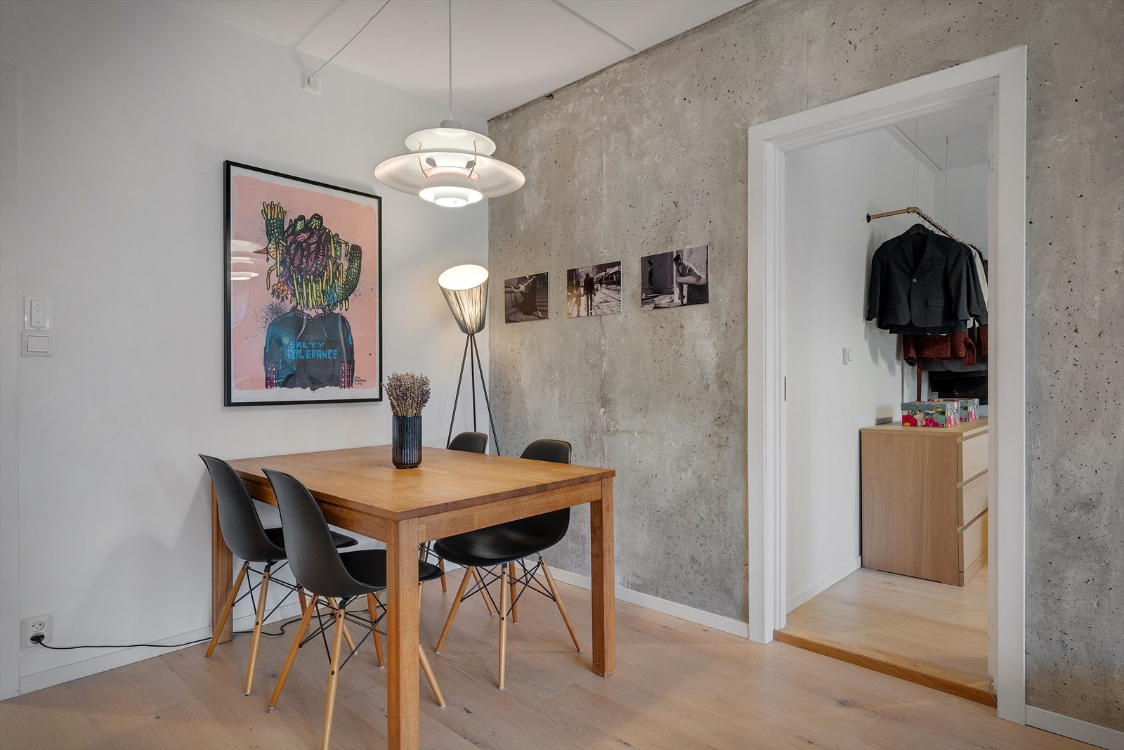 Spiseplassen er en naturlig del av stuen, med kort vei til kjøkkenet. Galleribilde